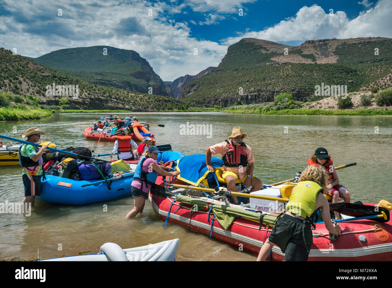 La preparación para la excursión de rafting en el Río Verde abajo Cañón de Lodore desde los portones de Lodore, Dinosaur National Monument, Colorado, EE.UU. Foto de stock