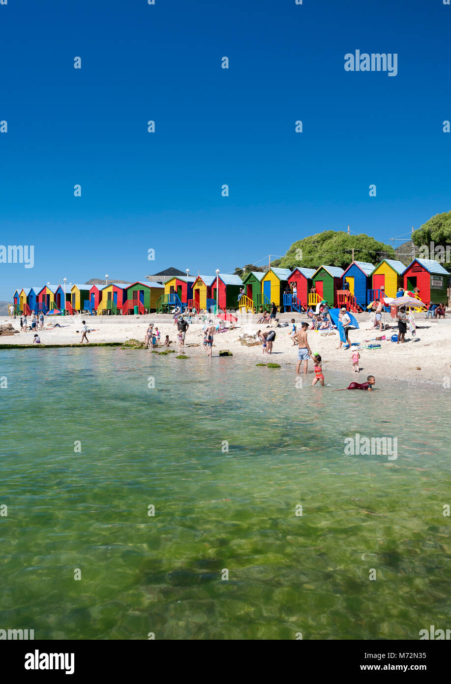 St James playa y piscina natural en Cape Town. Foto de stock