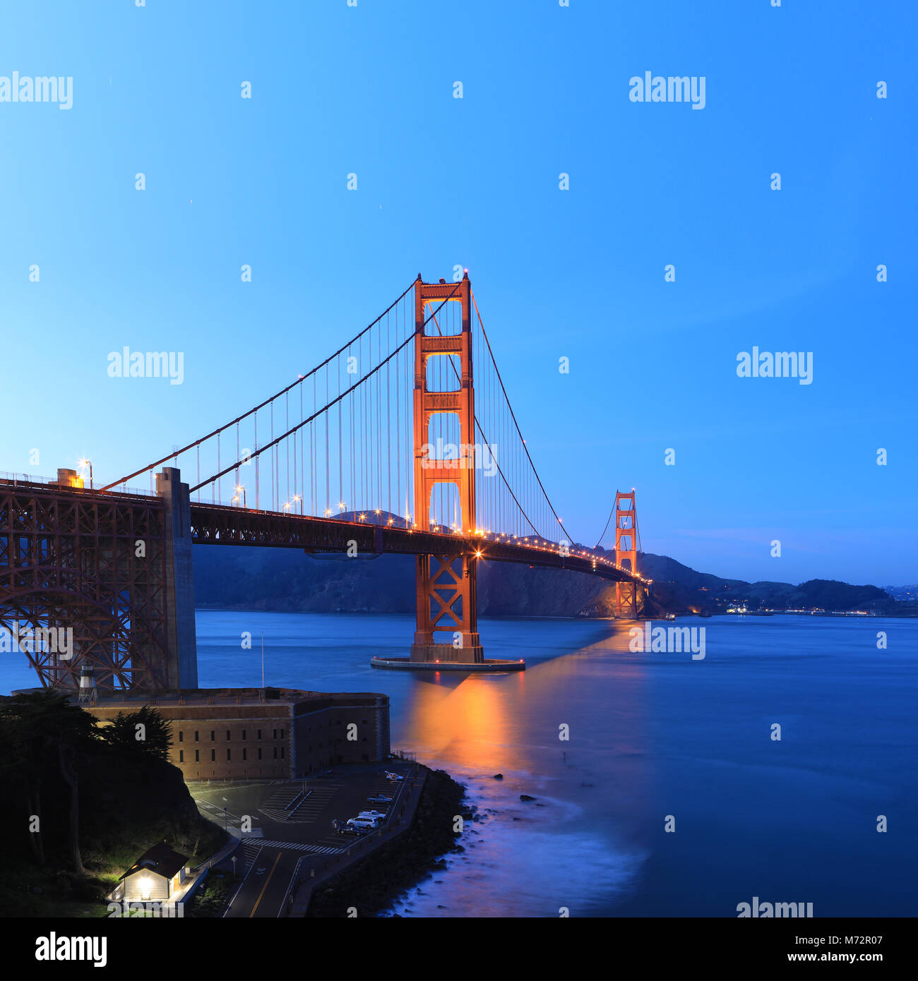 Formato cuadrado del Puente Golden Gate como Darkness Falls Foto de stock