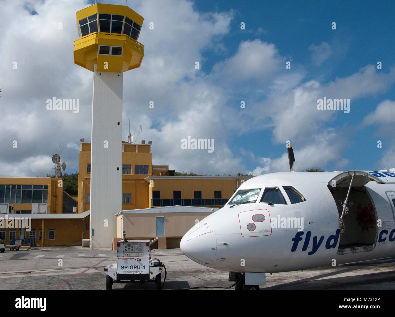 Descarga de un Turbo Prop en el Aeropuerto Internacional Hato, Curazao, Antillas Neerlandesas, Caribe, Mar Caribe Foto de stock