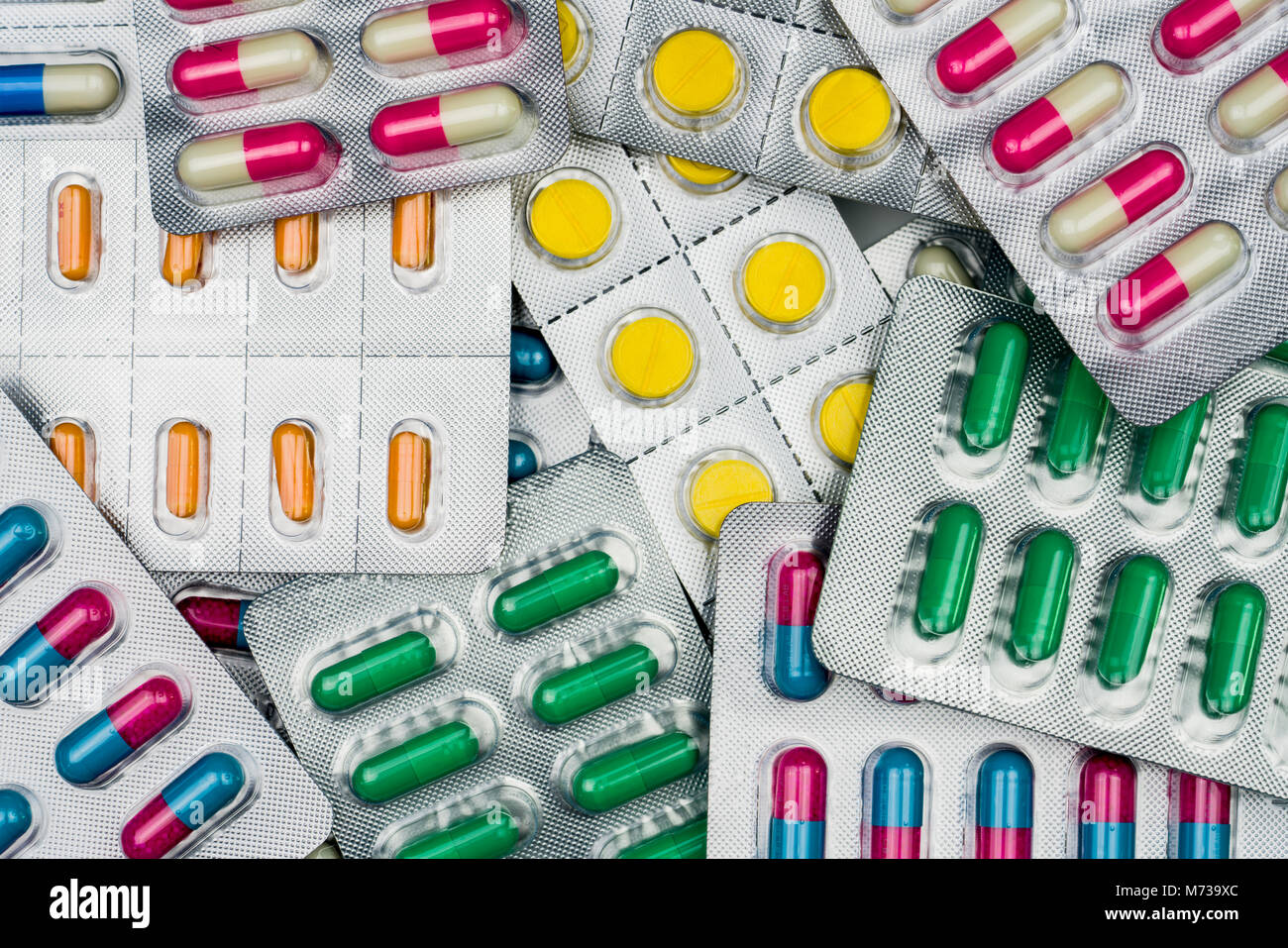 Vista superior de coloridas píldoras de cápsulas y comprimidos en blisters. Salud Global y el uso de drogas con razonable concepto. Fotograma completo de montón de pastillas Foto de stock