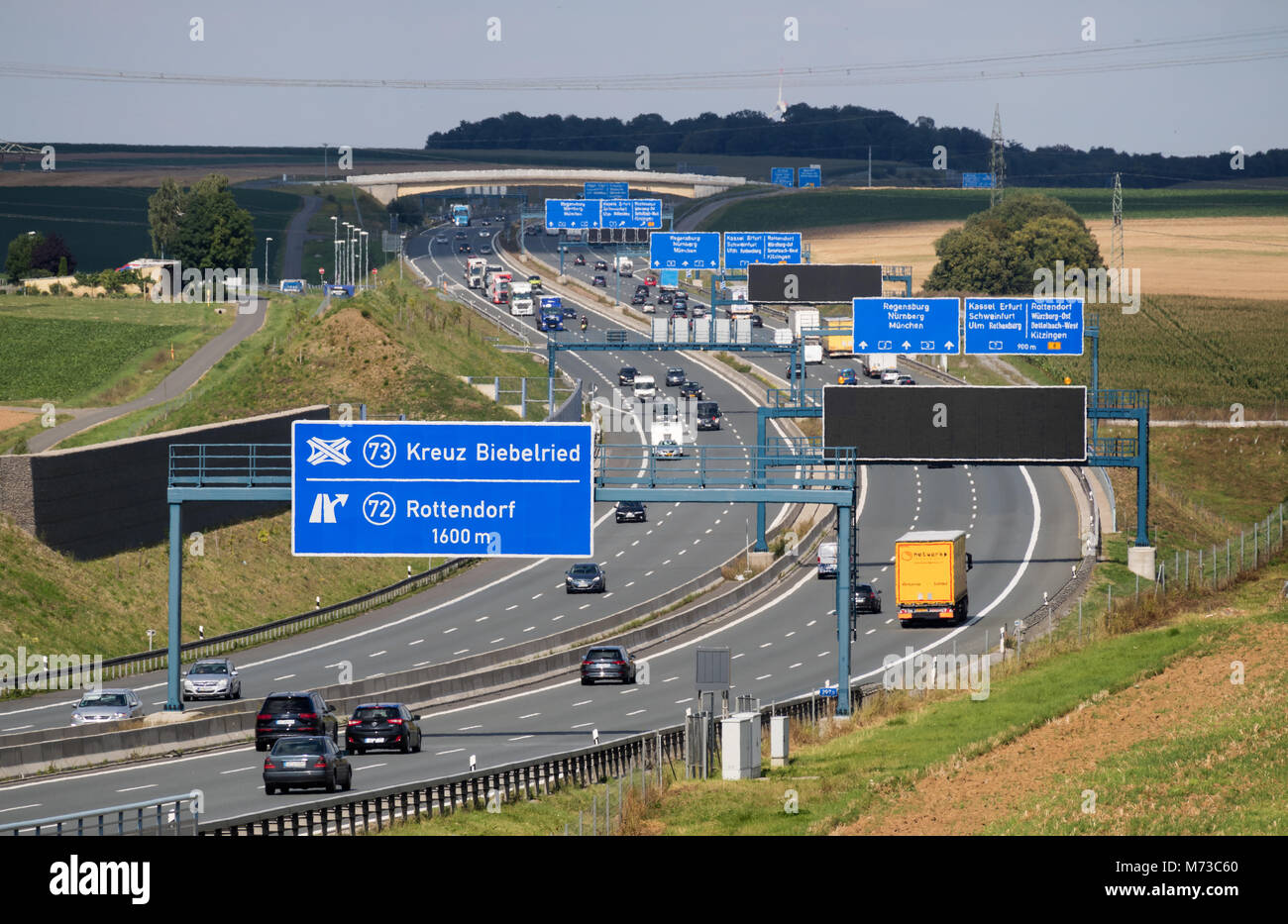 German Autobahn (autopista) cerca de Würzburg, Franconia, Baviera, Alemania. Señales de la autopista azul Foto de stock