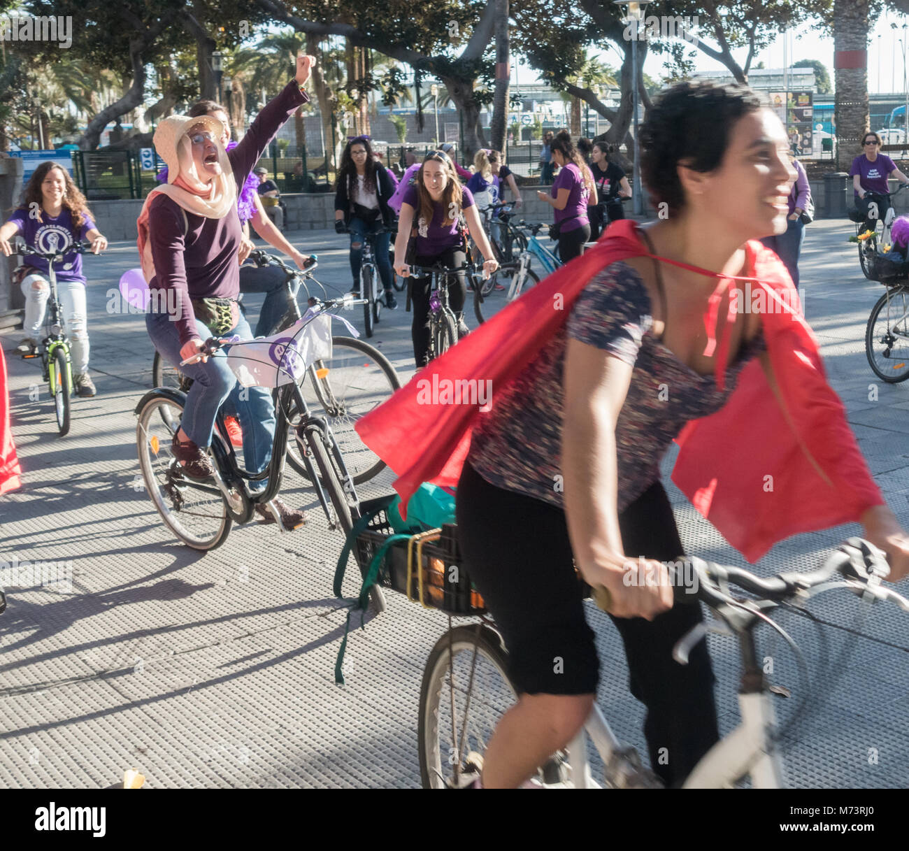 Las Palmas de Gran Canaria, Islas Canarias, España. 8 de marzo, 2018. Las mujeres toman las calles en bicicleta en el Día Internacional de la mujer en Las Palmas, capital de Gran Canaria. Crédito: Alan Dawson/Alamy Live News Foto de stock