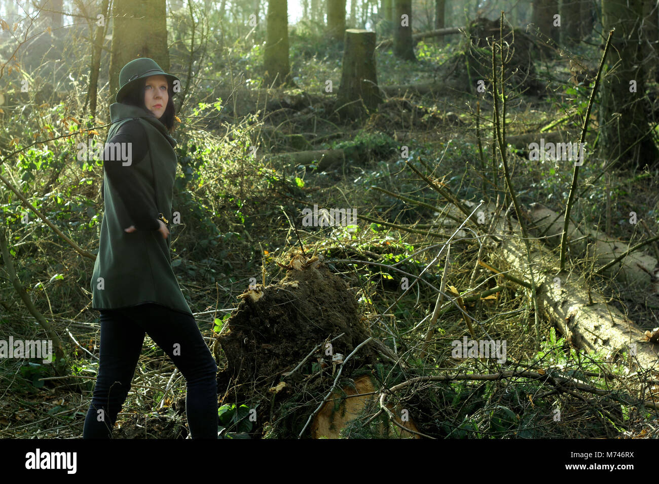 Mujer joven en vestido verde explora la selva profunda Foto de stock