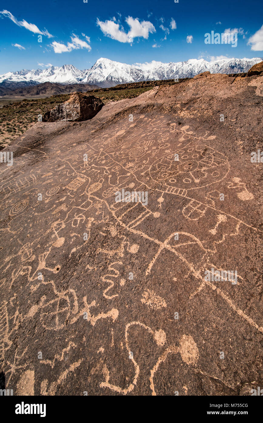 Arte Rupestre y Sierra Nevda Gama, California. Ubicación del sitio en secreto para proteger a nativos americanos antiguos petroglifos. Foto de stock