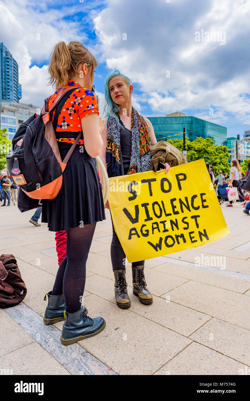 Mujer con poner fin a la violencia contra las mujeres firmar, , el centro de Vancouver, British Columbia, Canadá. Foto de stock