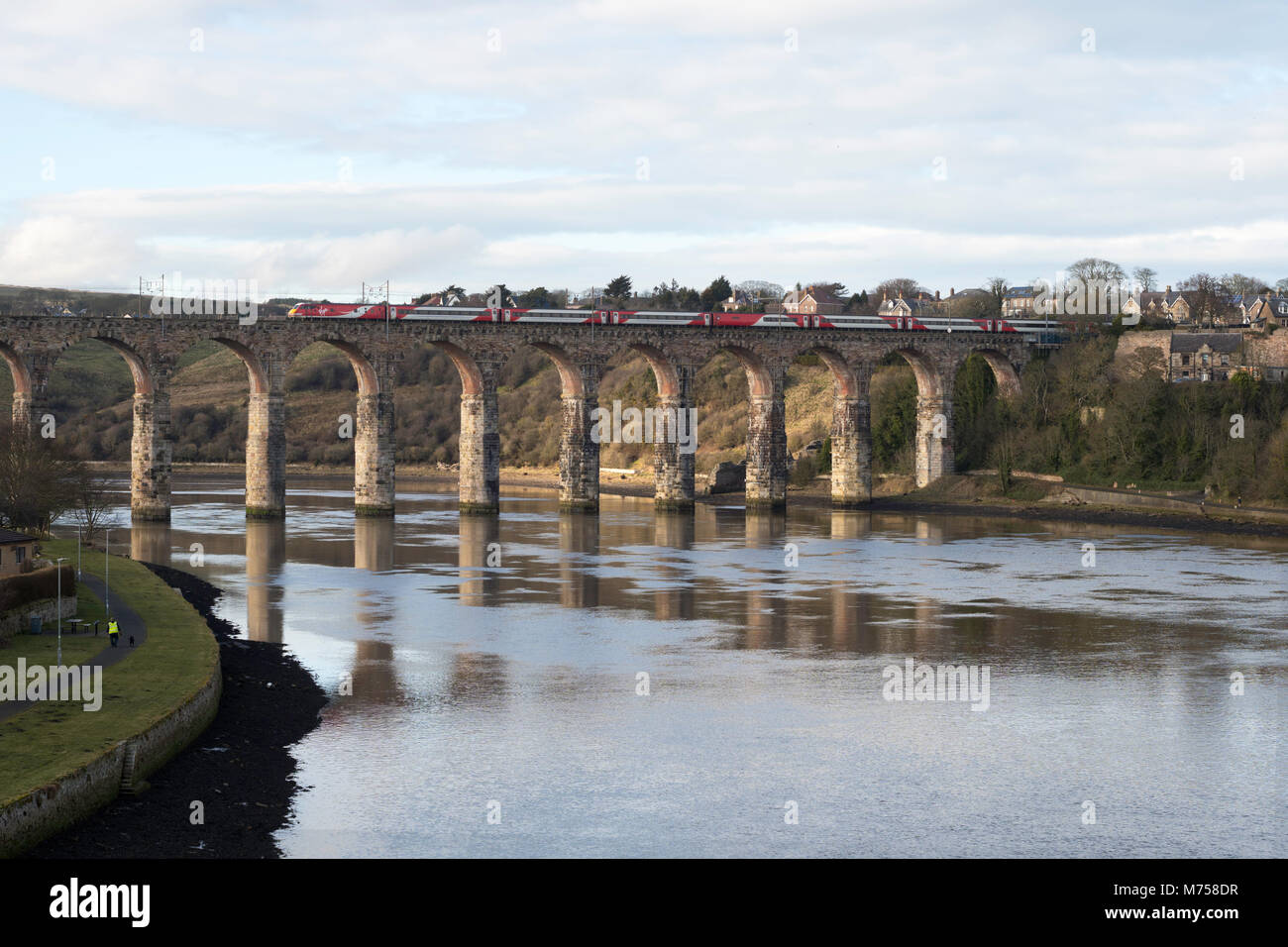 Virgin Express tren eléctrico pasajero pasando sobre el puente fronterizo real, de Berwick upon Tweed, Northumberland, Inglaterra, Reino Unido. Foto de stock