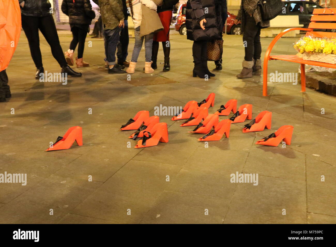 Arzano, Italia. 08 Mar, 2018. El Día Internacional de la mujer en Arzano,  en la provincia de Nápoles. En la imagen zapatos rojos símbolo de feminidad  contra femicidio simboliza las acciones para