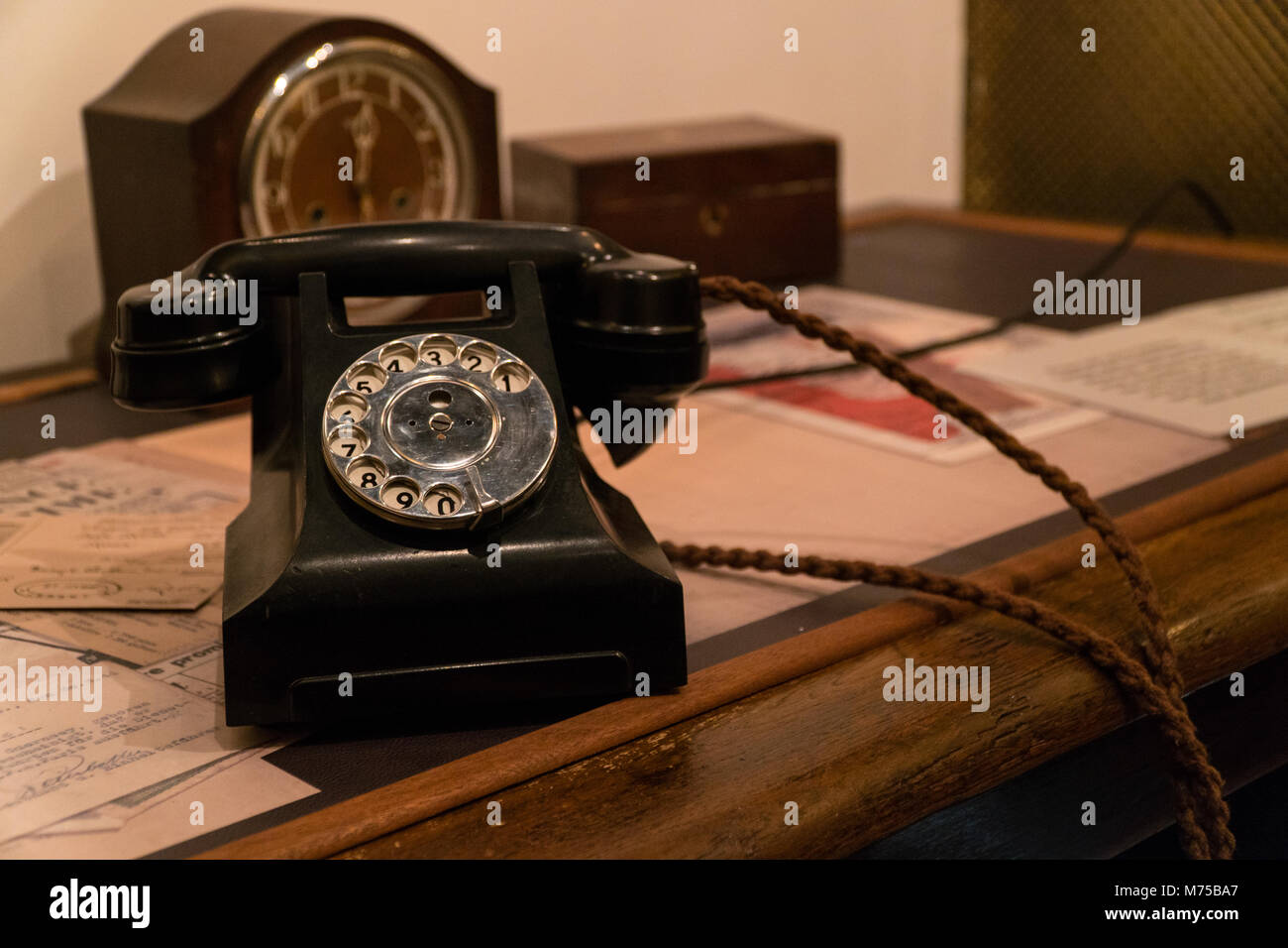 Antiguo cable trenzado negro en la pantalla de teléfono en guerra  Tunnells,Jersey, Islas del Canal Fotografía de stock - Alamy