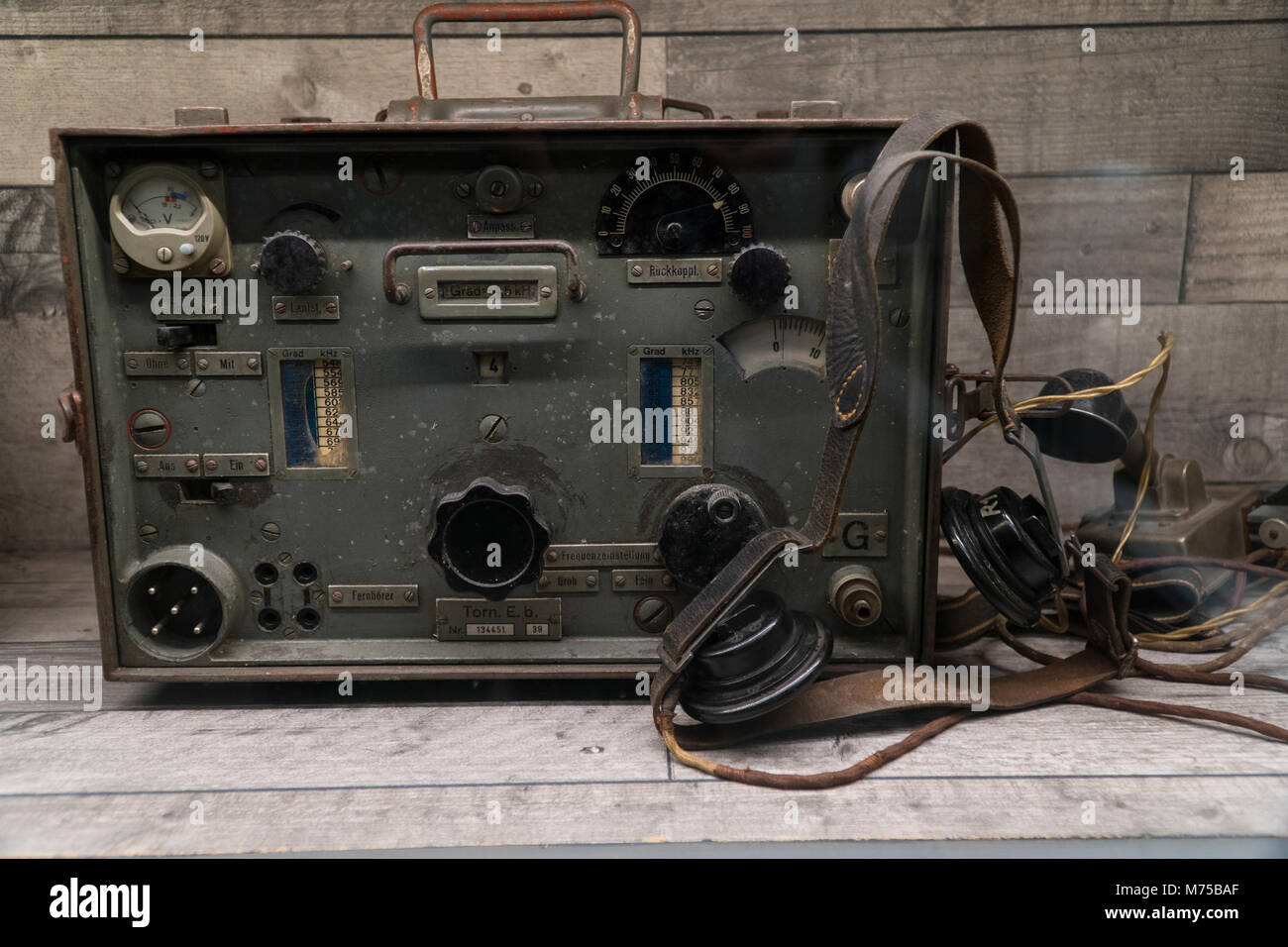 Artefacto militar alemana radio set en la pantalla en guerra  Tunnells,Jersey, Islas del Canal Fotografía de stock - Alamy