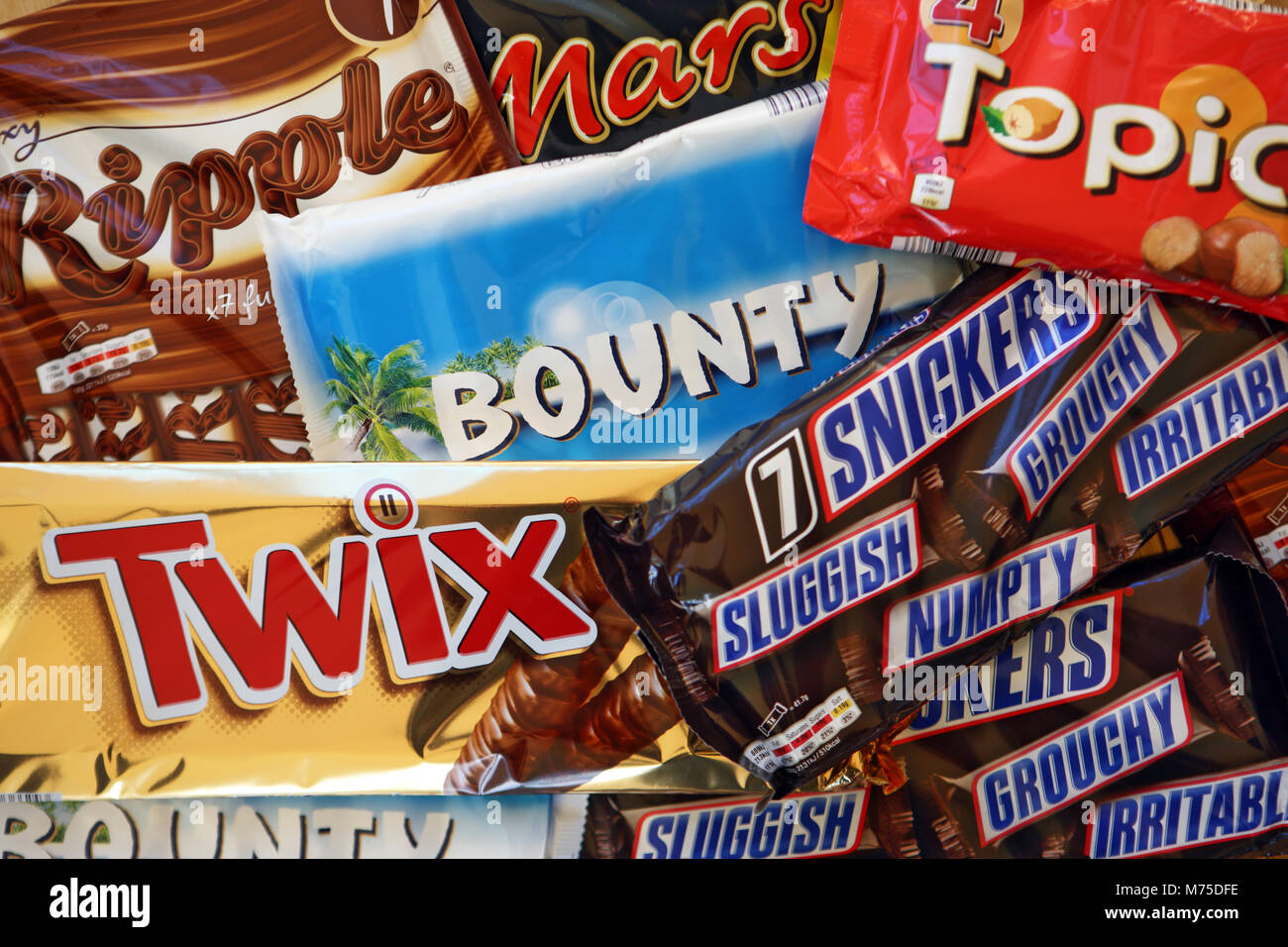 Multipacks de barras de chocolate hecho por Mars, Incorporated incluyendo Bounty, Rizo, Twix, Mars, Tema & Snickers Foto de stock
