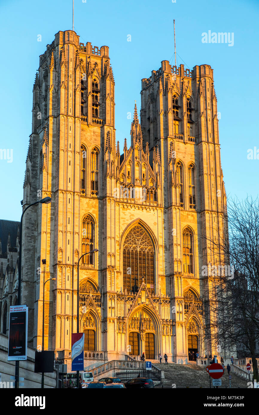 Iglesia Catedral des Saints Michel et Gudule, campanarios, Bruselas, Bélgica Foto de stock