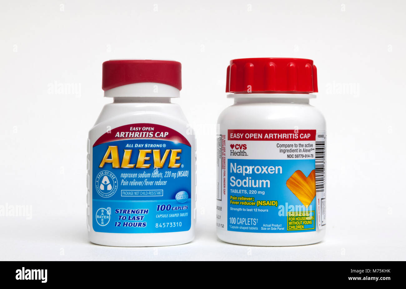 Nombre de marca Aleve Bayer y almacén CVS marca el naproxeno sódico genérico de botellas. Foto de stock