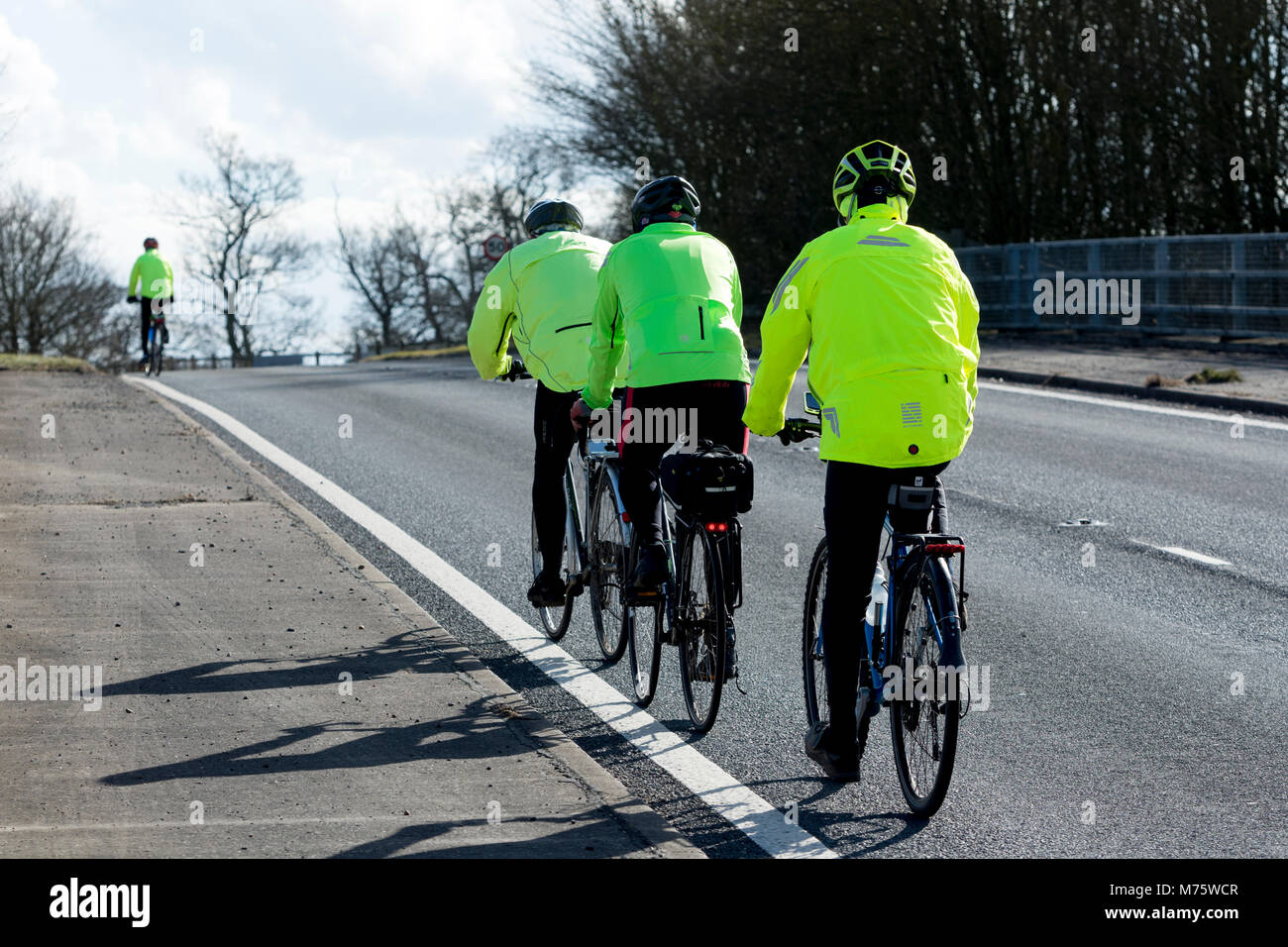 Los ciclistas vestidos de alta vis chaquetas, UK Foto de stock