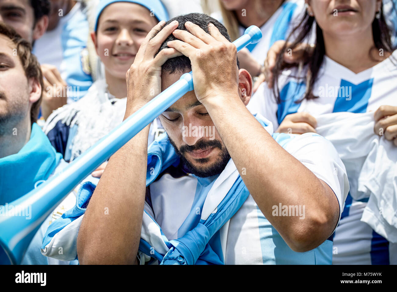 Fanático del Fútbol Argentino mantiene la cabeza en decepción por coincidir Foto de stock