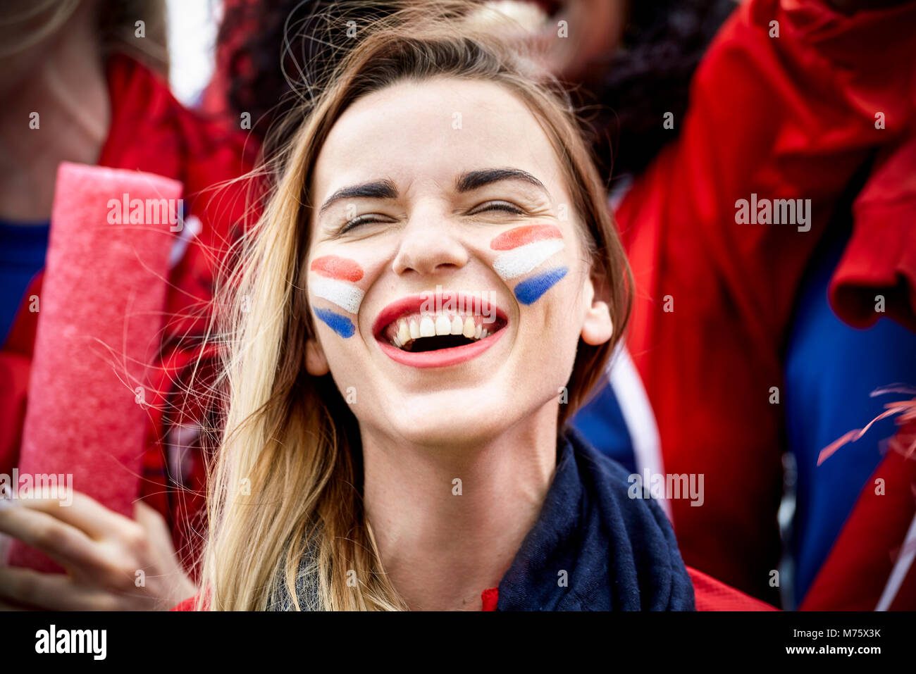 Fan de fútbol francés sonriente en match, Retrato Foto de stock