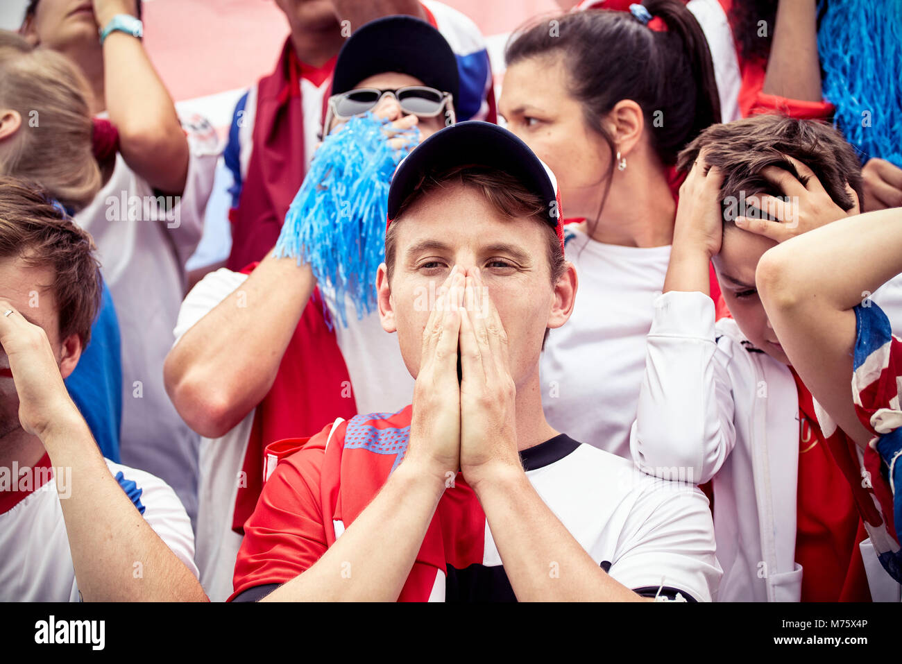 Los aficionados al fútbol expresando su decepción al partido de fútbol Foto de stock