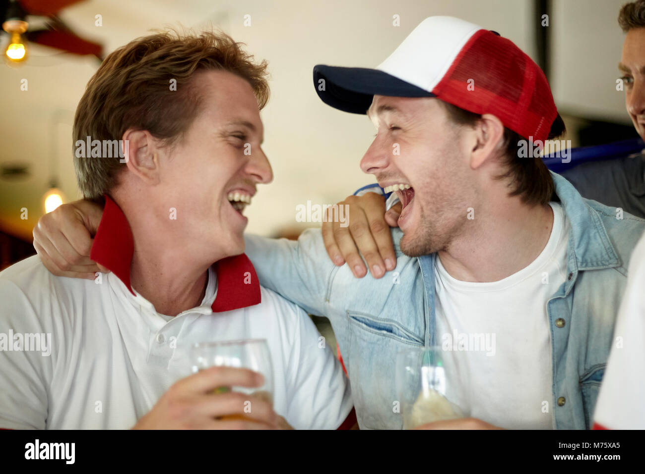 Los entusiastas de los deportes celebrando juntos en bares Foto de stock