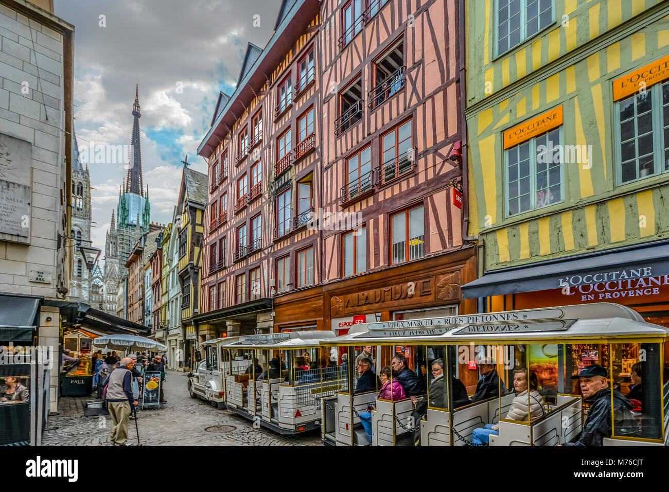 Rue Du Gros Horloge en la ciudad medieval de Rouen, Francia con