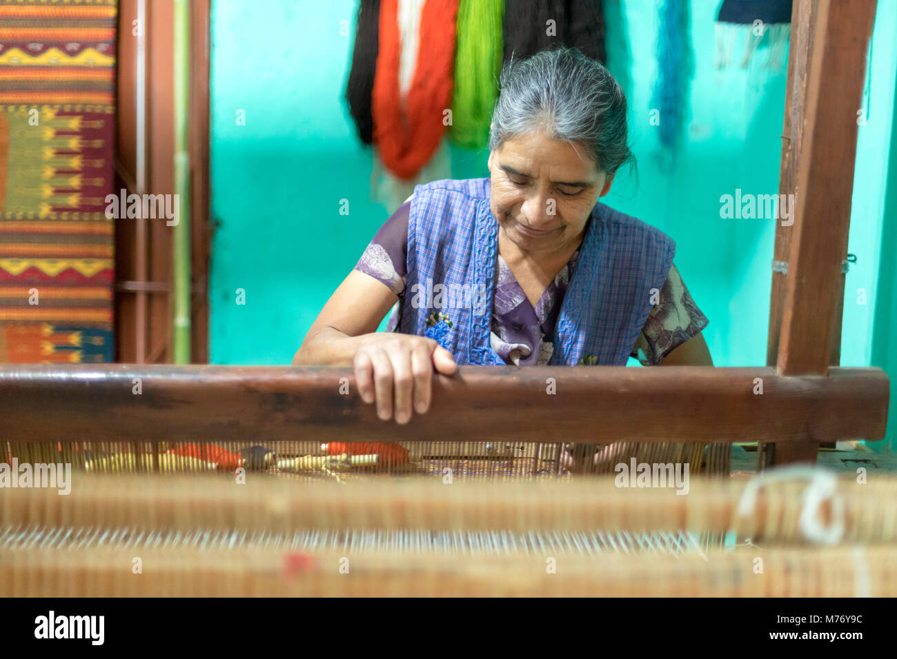 Teotitlan del Valle, Oaxaca, México - las mujeres reciben préstamos de la organización sin fines de lucro es a través de apoyar a las pequeñas empresas. Maria Cris Foto de stock