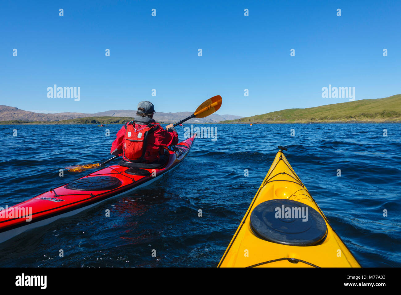 Kayak de mar en torno a las Hébridas interiores, en Escocia, Reino Unido, Europa Foto de stock