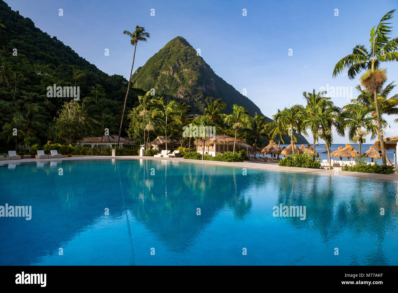 Gran Pitón, la UNESCO, y la reflexión en la piscina del hotel Sugar Beach, Santa Lucía, Islas de Barlovento, Antillas, Caribe, América Central Foto de stock