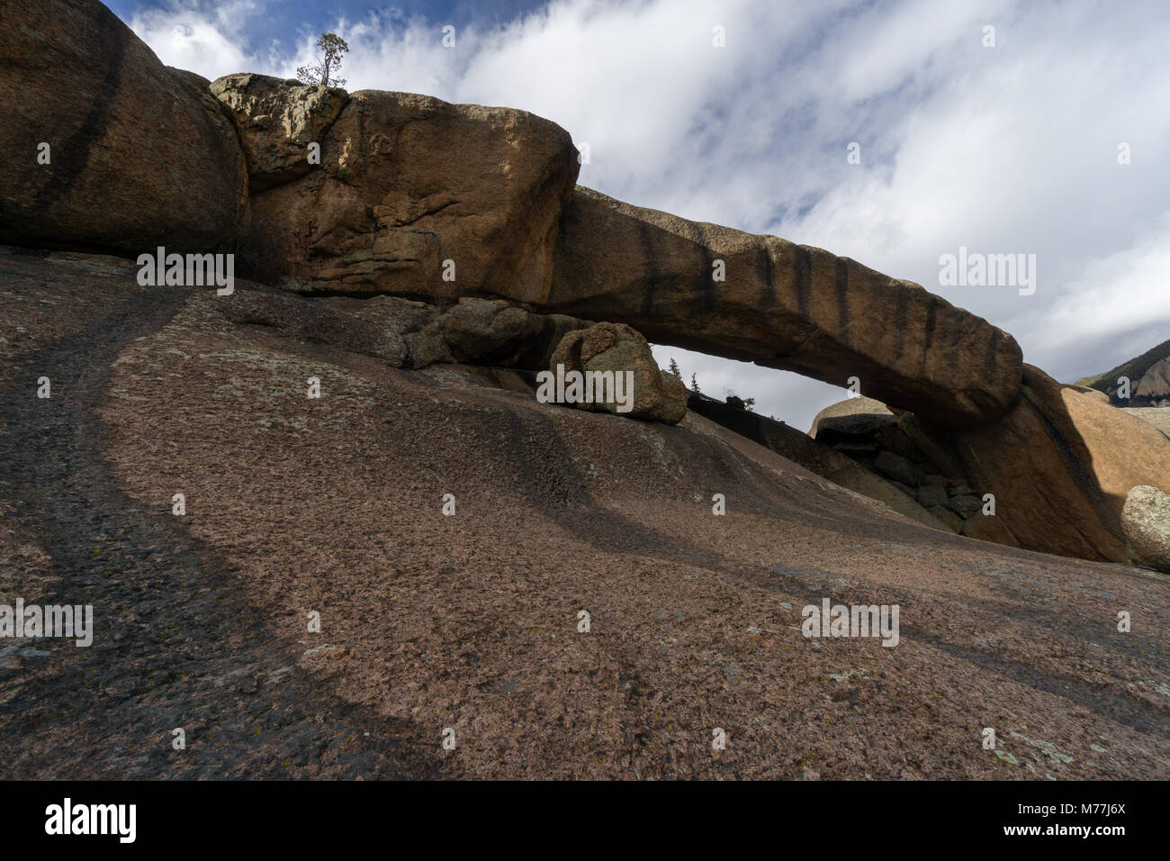 Este es el arco de granito en el Lost Creek Wilderness, cerca de Deckers, Colorado. Foto de stock
