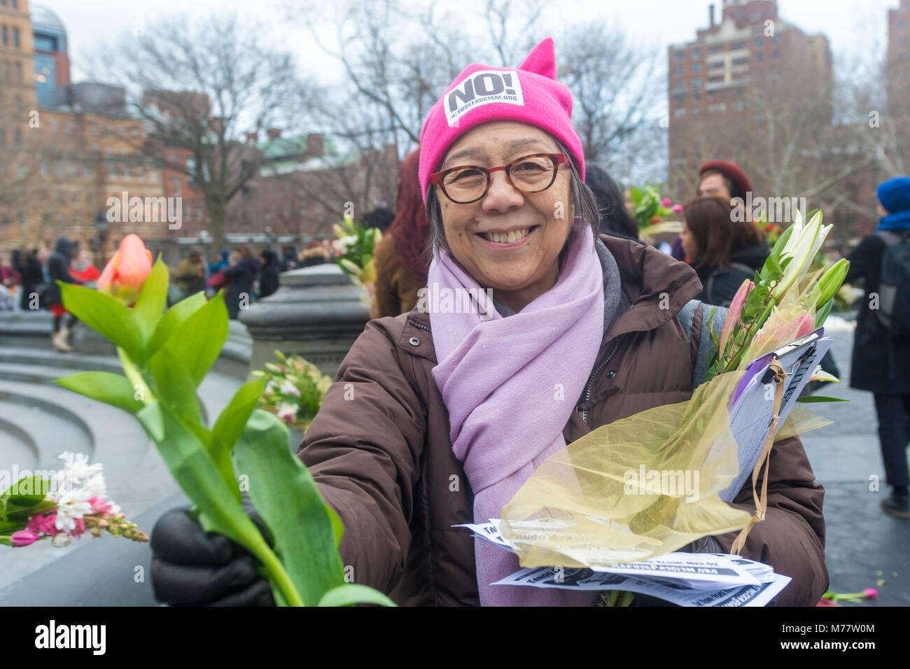 - Nueva York, NY, EUA. 8 de marzo de 2018 mujeres activistas se reunieron en Washington Square Park para una marcha hasta el parque Zuccotti, para conmemorar el Día Internacional de la mujer ©Stacy Walsh Rosenstock Crédito: Stacy Walsh Rosenstock/Alamy Live News Foto de stock