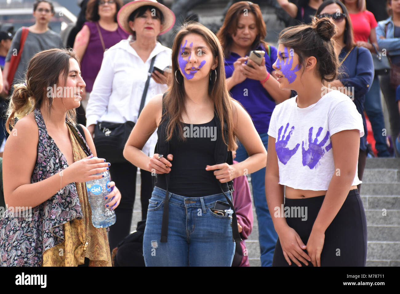 Ciudad de México, México, México. 8 de Mar, 2018. Mujeres atendidas durante  la protesta. Las mujeres de diversas organizaciones se reunieron en el  "ángel de la Independencia' Square, a participar en el