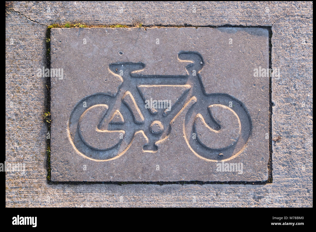 Señal del carril para bicicleta en hormigón colado Foto de stock