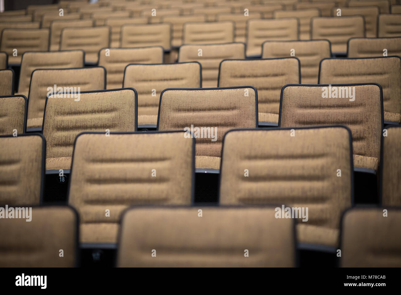 Los asientos vacíos en el auditorio. Foto de stock