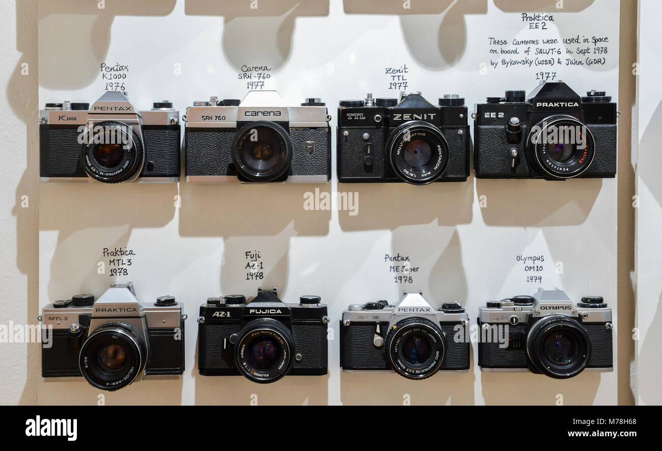 Londres, Reino Unido - 6 Mar, 2018: Vintage las cámaras de cine se  alinearon en la pared en orden cronológico i a fines del decenio de 1970,  mostrando la evolución tecnológica Fotografía de stock - Alamy