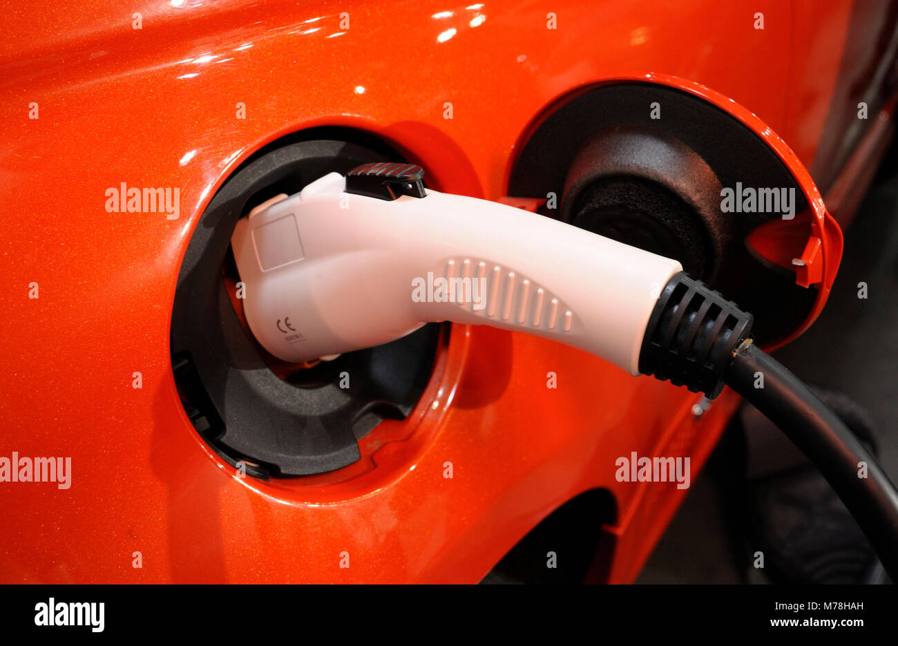 Cargador eléctrico fotografías e imágenes de alta resolución - Alamy