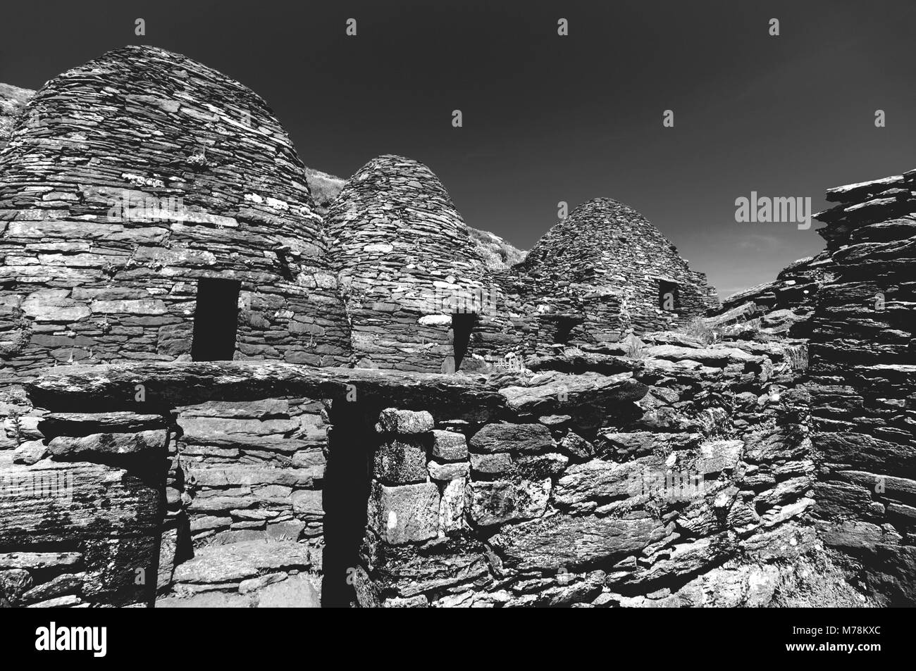 Skellig Michael en blanco y negro, Sitio del Patrimonio Mundial de la UNESCO, Kerry, Irlanda. Star Wars The Force despierta la escena filmada en esta isla. Foto de stock