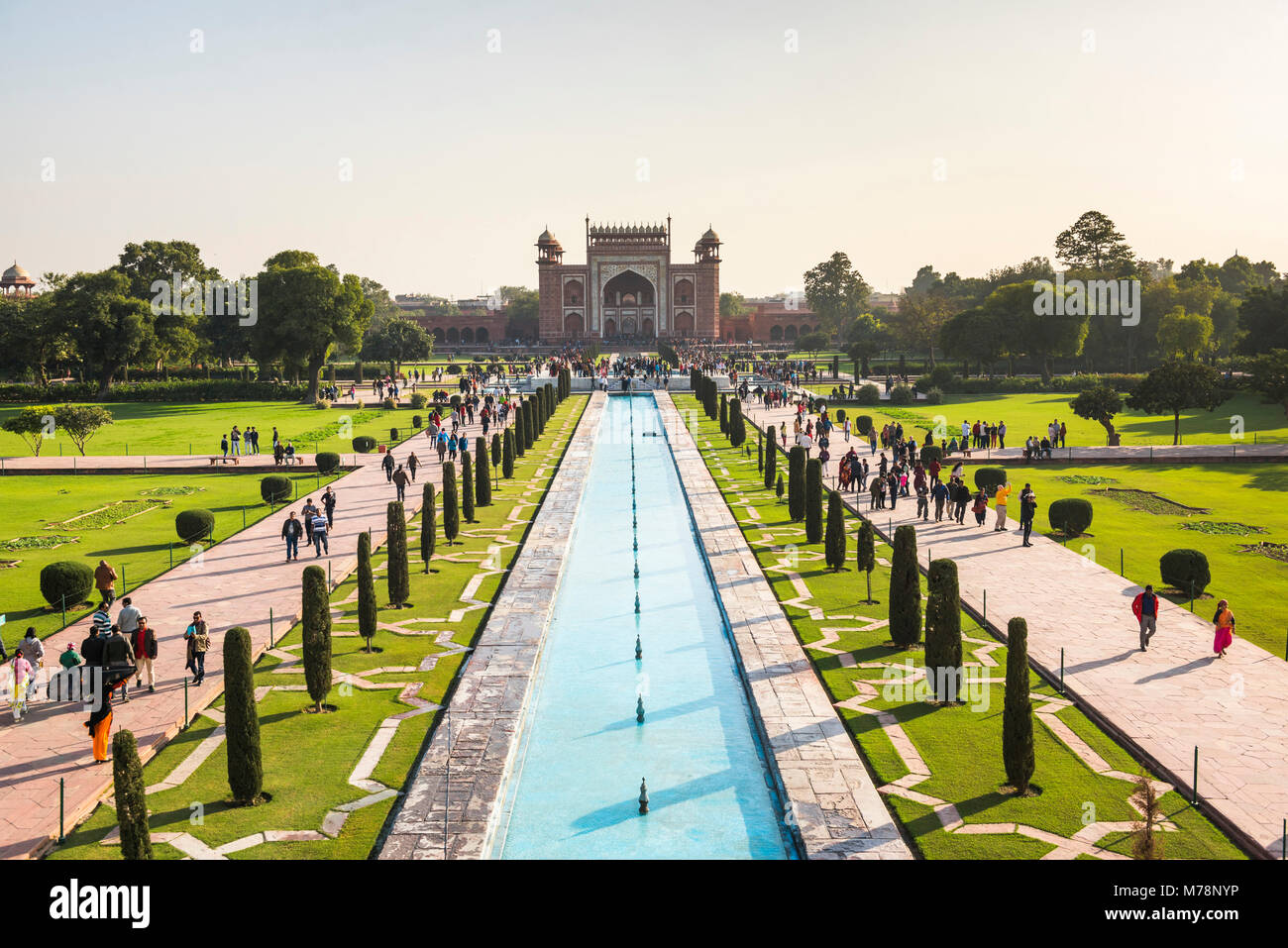 Gran Puerta (Darwaza-i rauza), la entrada principal al Taj Mahal, Patrimonio Mundial de la UNESCO, Agra, Uttar Pradesh, India, Asia Foto de stock