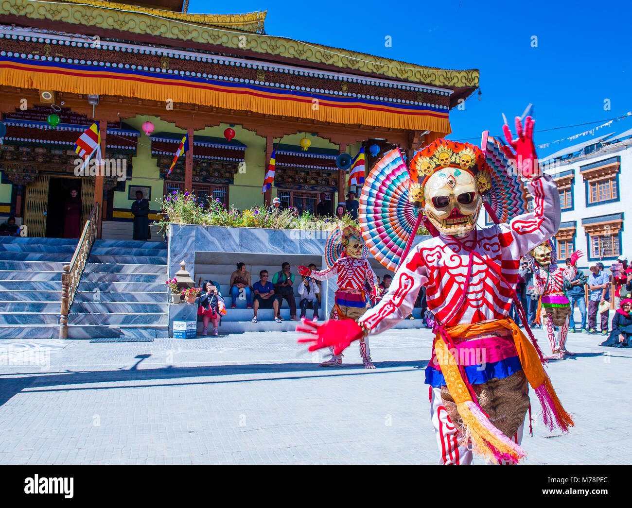 Los monjes budistas realizan Cham durante el Festival de Danza de Ladakh en Leh India Foto de stock