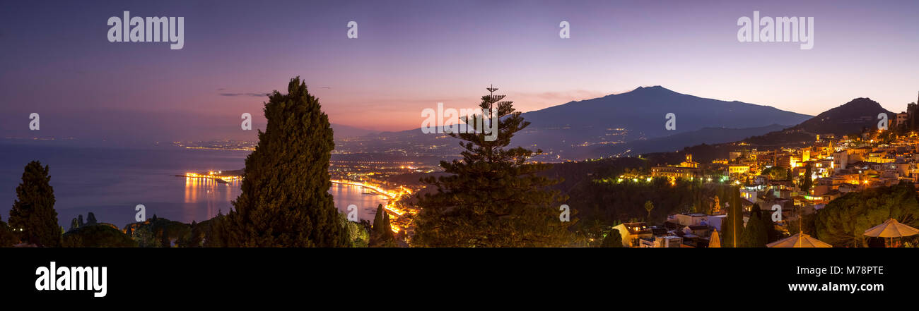 Vistas panorámicas del Monte Etna y Giardini Naxos al atardecer desde Taormina, Sicilia, Italia, el Mediterráneo, Europa Foto de stock