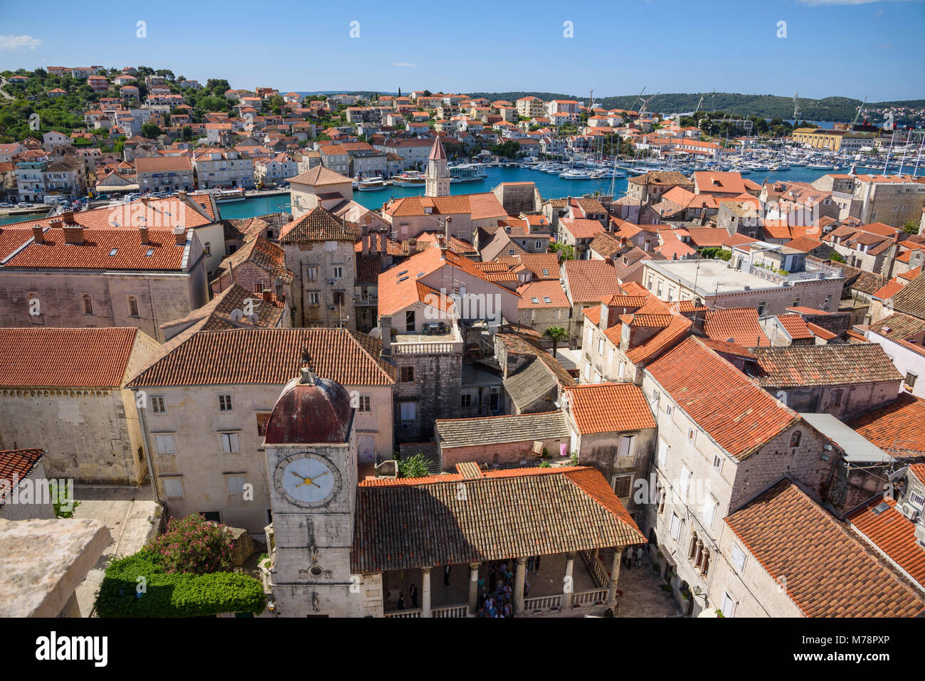 Vista desde la torre del campanario, la Catedral de San Lorenzo, Trogir Ciudad Vieja, Patrimonio Mundial de la UNESCO, Croacia, Europa Foto de stock