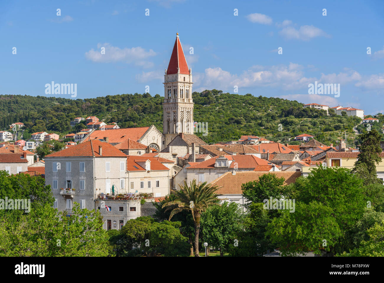 Trogir Ciudad Vieja, Patrimonio Mundial de la UNESCO, mirando hacia la catedral de San Lorenzo, Trogir, Croacia, Europa Foto de stock