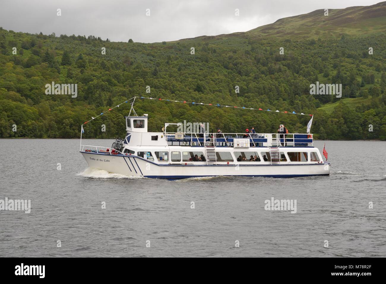 La dama del lago, el placer de tomar un crucero en barco hacia abajo Loch Katrine en los Trossachs National Park, Stirlingshire, Escocia, Reino Unido Foto de stock