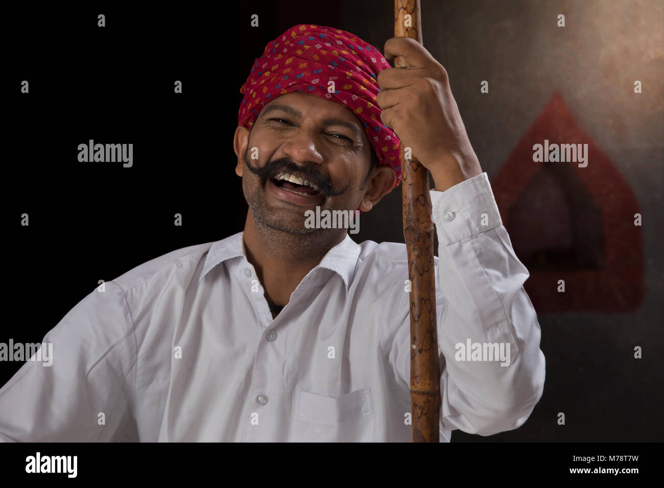 Retrato de agricultor llevaba turbante celebración stick Foto de stock