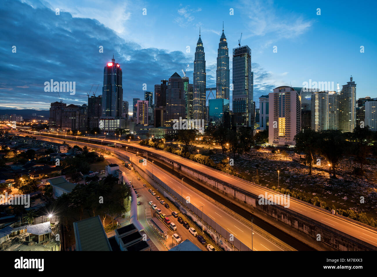 Horizonte de Kuala Lumpur y rascacielos con la autopista carretera por la noche en Kuala Lumpur, Malasia. Asia. Foto de stock