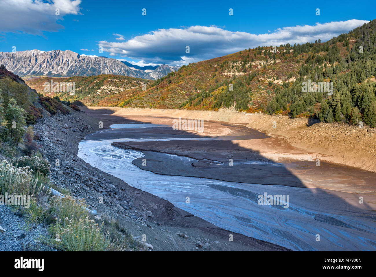 Vaciado del depósito Paonia, sobre fangosas Creek, en octubre de 2013, extremadamente bajos niveles de agua debido al proyecto, West Elk Mountains, Colorado, EE.UU. Foto de stock