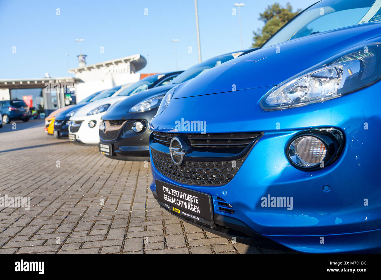 Nuremberg / ALEMANIA - Marzo 4, 2018: Opel Insignia en un coche en un concesionario de automóviles Opel en Alemania. Automóviles Opel GmbH es un fabricante alemán de automóviles. Foto de stock