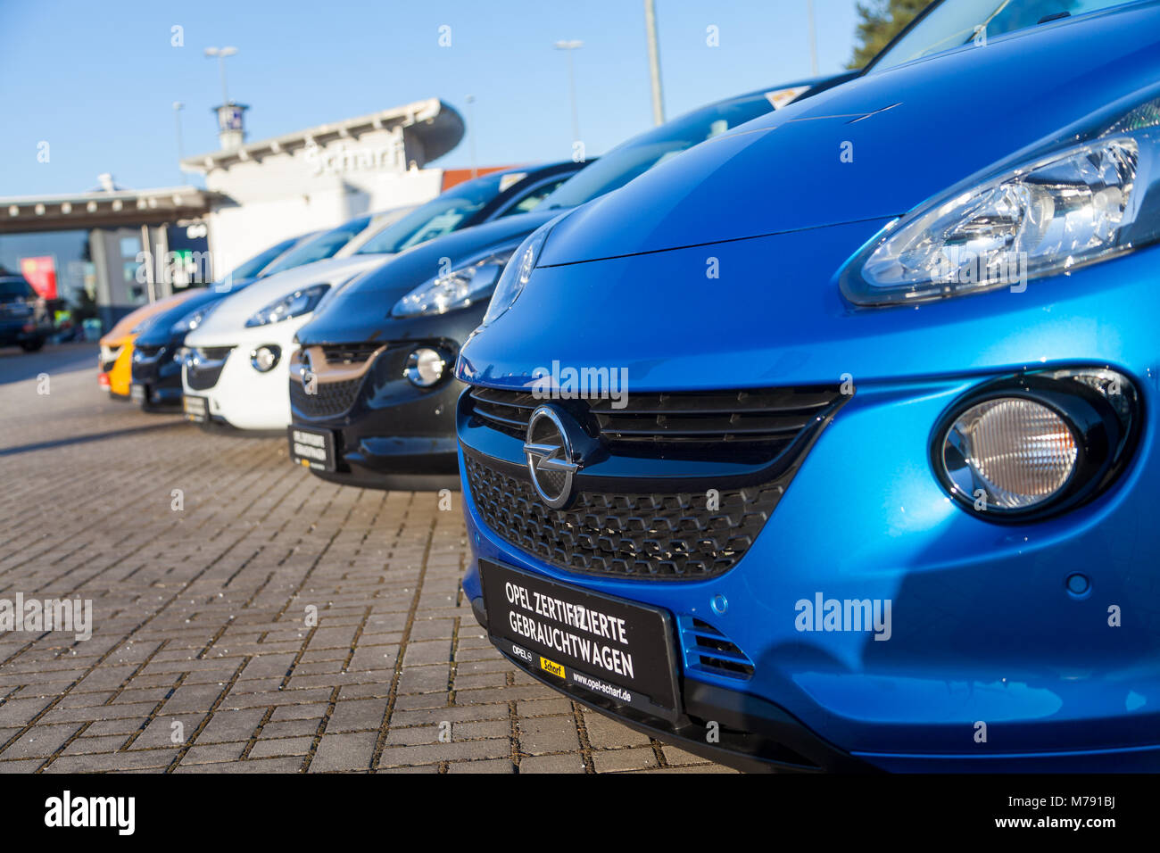 Nuremberg / ALEMANIA - Marzo 4, 2018: Opel Insignia en un coche en un concesionario de automóviles Opel en Alemania. Automóviles Opel GmbH es un fabricante alemán de automóviles. Foto de stock