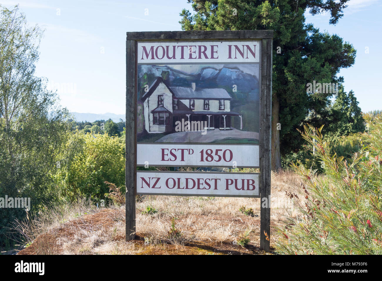 Moutere Inn pub más antiguo (NZ) signo, Moutere Highway, Upper Moutere, distrito de Tasmania, Nueva Zelanda Foto de stock