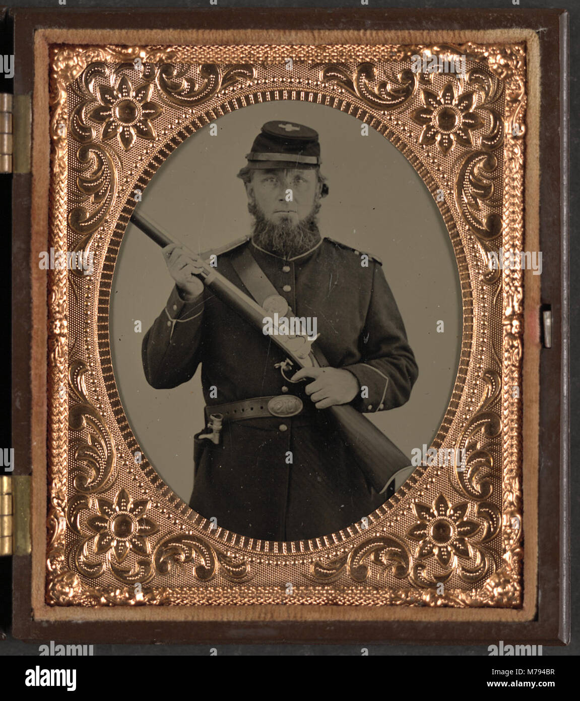 Soldado no identificado en unión uniforme y cuerpo de 6Pac de forraje con  el modelo 1855 Springfield rifle y bayoneta) - Ferrotypes realizado por  William Dunniway & Co., artista itinerante LCCN2017645639 Fotografía