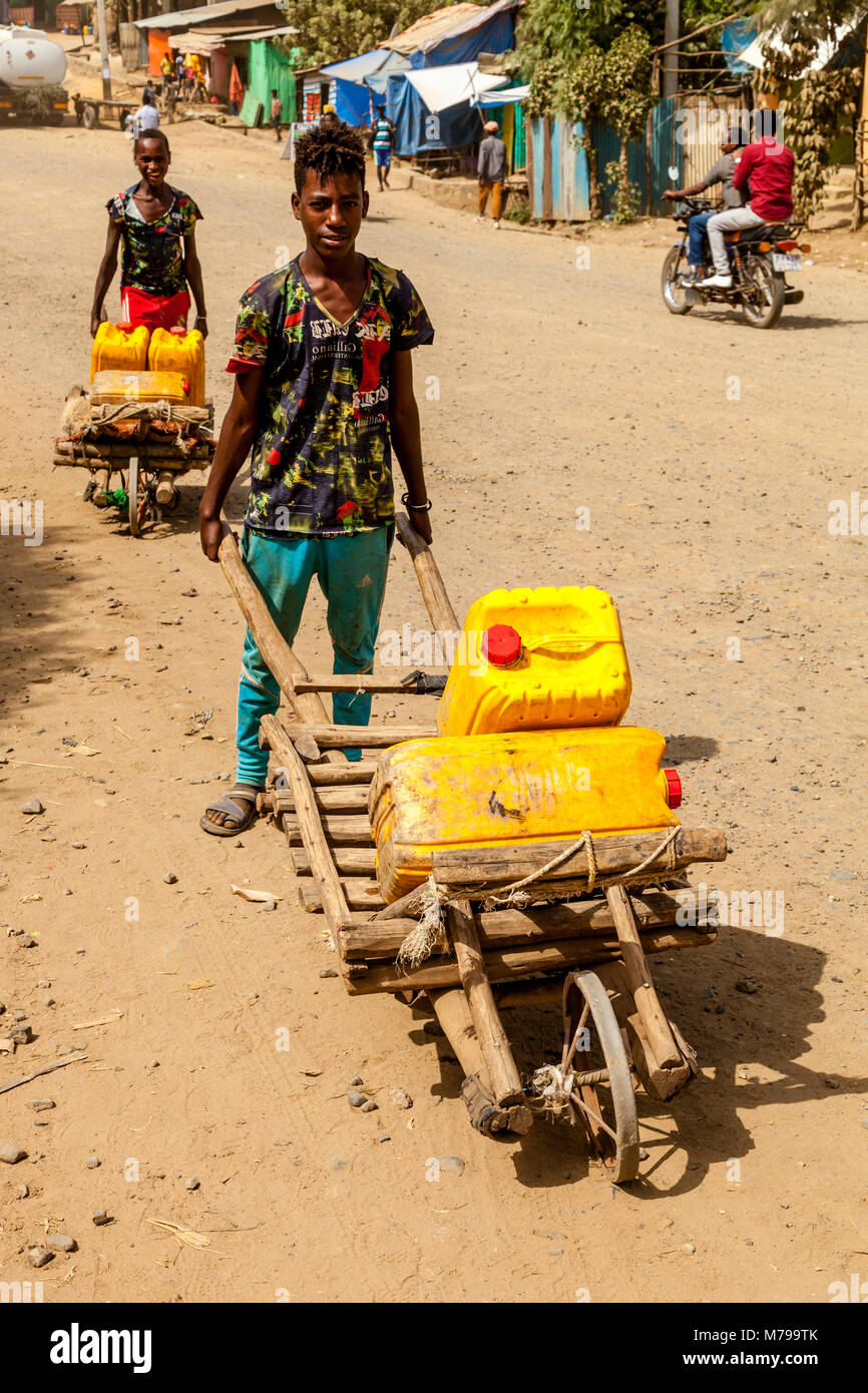 Los chicos locales de transporte de agua en la ciudad de Jinka, Valle de  Omo, Etiopía Fotografía de stock - Alamy