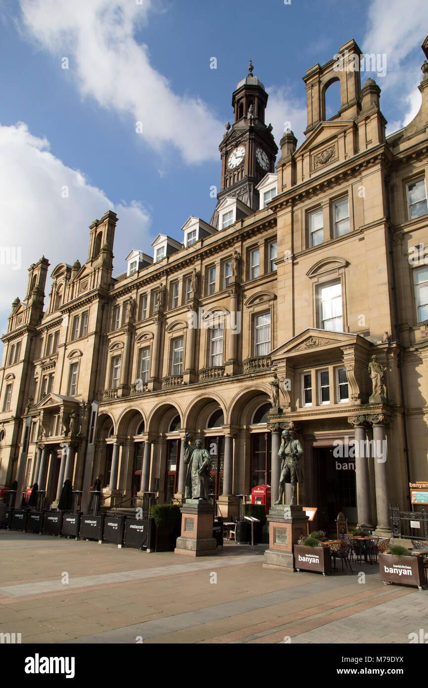 El antiguo edificio de Correos en la Plaza de la ciudad de Leeds, Reino Unido. Estatuas de gente local permanecer fuera del edificio. Foto de stock