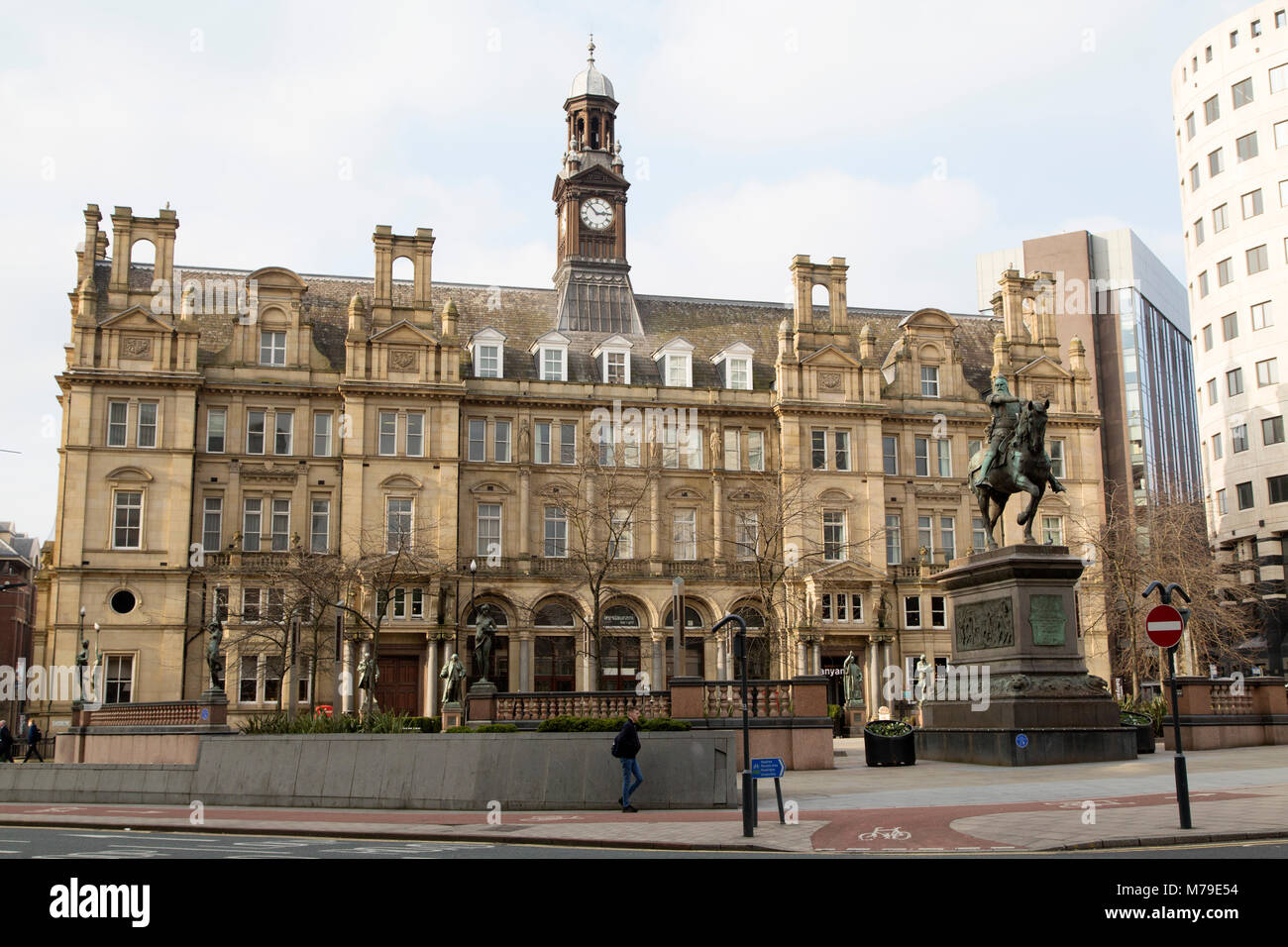 El antiguo edificio de Correos en la Plaza de la ciudad de Leeds, Reino Unido. Una estatua del equino Black Prince se encuentra en la plaza. Foto de stock